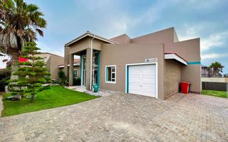 5 Bedroom House For Sale in Mile 4, Swakopmund
