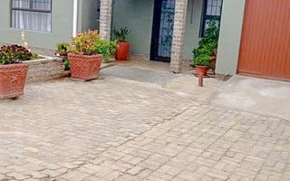3 Bedroom House For Sale in Henties Bay Central, Henties Bay