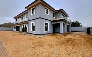 5 Bedroom House For Sale in Henties Bay Central