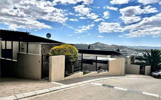 3 Bedroom Townhouse For Sale in Kleine Kuppe, Windhoek