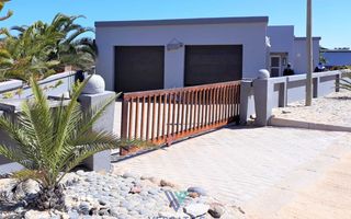 4 Bedroom House For Sale in Henties Bay Central