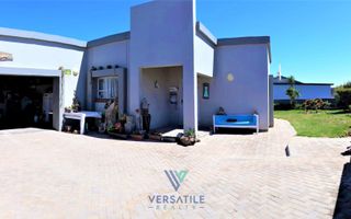 4 Bedroom House For Sale in Henties Bay Central