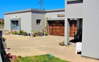 4 Bedroom House For Sale in Henties Bay Central
