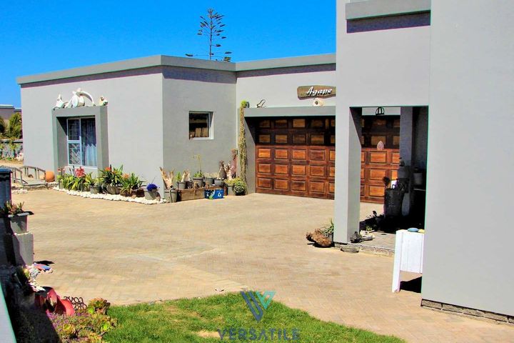 4 Bedroom House For Sale in Henties Bay Central, Henties Bay