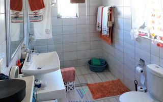 4 Bedroom House For Sale in Henties Bay Central