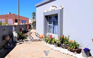4 Bedroom House For Sale in Henties Bay Central