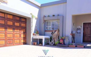 4 Bedroom House For Sale in Henties Bay Central