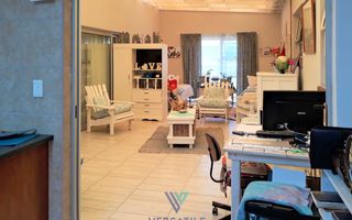 4 Bedroom House For Sale in Henties Bay Central