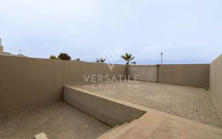 3 Bedroom Townhouse For Sale in Long Beach