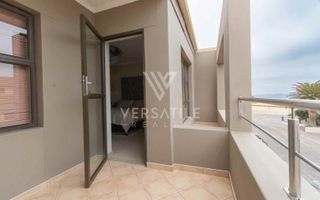 3 Bedroom Townhouse For Sale in Long Beach