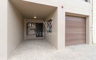 3 Bedroom Townhouse For Sale in Long Beach