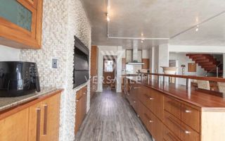 4 Bedroom House For Sale in Long Beach