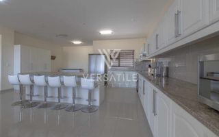 4 Bedroom House For Sale in Long Beach