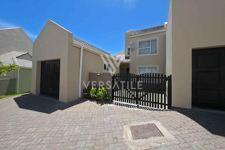 4 Bedroom Townhouse For Sale in Long Beach
