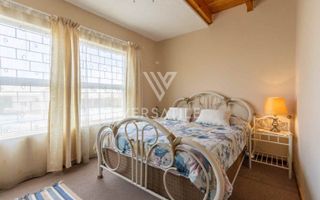 4 Bedroom Townhouse For Sale in Long Beach