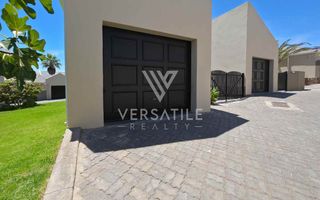 4 Bedroom Townhouse For Sale in Long Beach