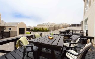 4 Bedroom Townhouse For Sale in Long Beach