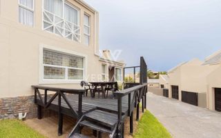 4 Bedroom Townhouse For Sale in Long Beach