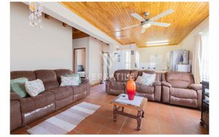 4 Bedroom Townhouse For Sale in Long Beach