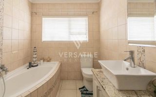 2 Bedroom Townhouse For Sale in Long Beach