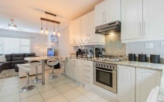 2 Bedroom Townhouse For Sale in Long Beach