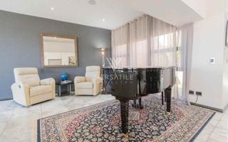 3 Bedroom House For Sale in Long Beach