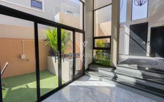 3 Bedroom House For Sale in Long Beach