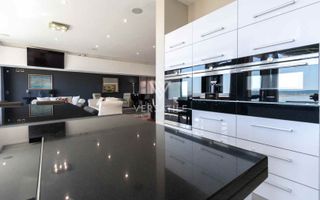 3 Bedroom House For Sale in Long Beach