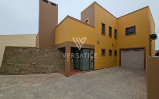 6 Bedroom House For Sale in Hage Heights