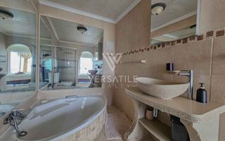 3 Bedroom House For Sale in Long Beach