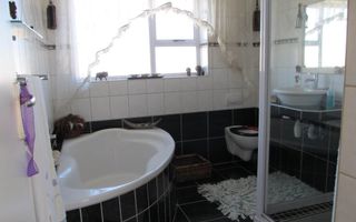 4 Bedroom House For Sale in Vogelstrand