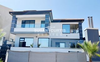3 Bedroom House For Sale in Long Beach
