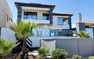 3 Bedroom House For Sale in Long Beach