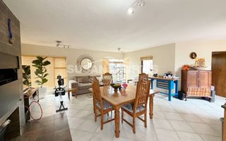 3 Bedroom Townhouse For Sale in Long Beach