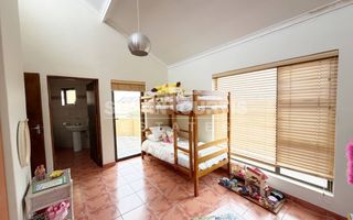 3 Bedroom Townhouse For Sale in Long Beach