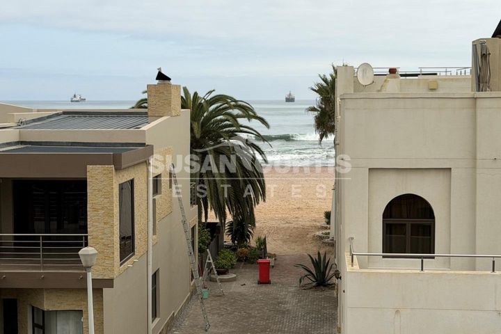 3 Bedroom Townhouse For Sale in Long Beach