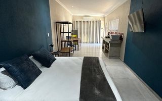 8 Bedroom House For Sale in Lagoon