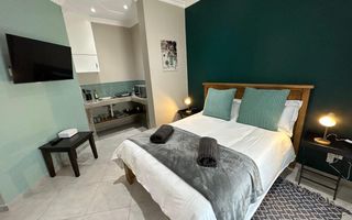 8 Bedroom House For Sale in Lagoon