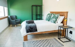 8 Bedroom House For Sale in Lagoon