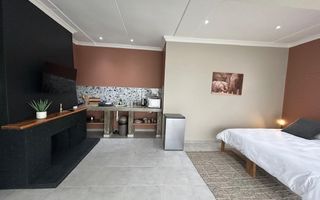 8 Bedroom House For Sale in Lagoon