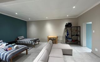 8 Bedroom House For Sale in Lagoon