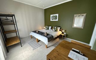 8 Bedroom House For Sale in Lagoon