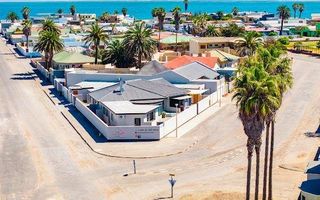 8 Bedroom House For Sale in Lagoon