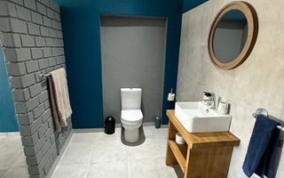 8 Bedroom House For Sale in Lagoon