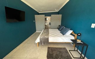 8 Bedroom House For Sale in Lagoon