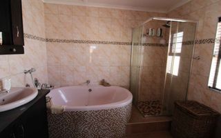 6 Bedroom House For Sale in Meersig
