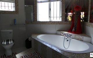 6 Bedroom House For Sale in Narraville