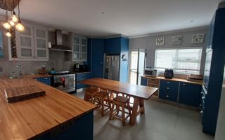 6 Bedroom House For Sale in Meersig