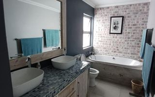 6 Bedroom House For Sale in Meersig