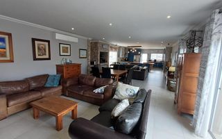 6 Bedroom House For Sale in Meersig